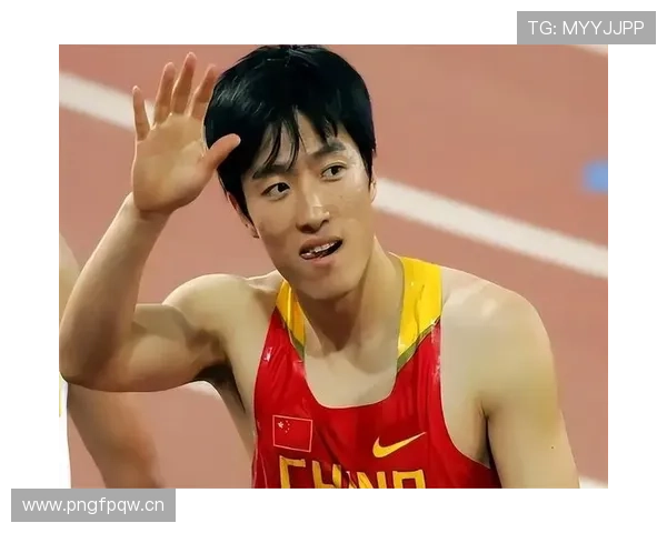 刷到刘翔的近照，才知道赛道上那副冰山脸是给他日常的“奢侈脸”留着